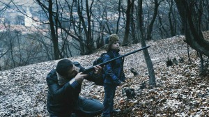 Matthias et son fils Rudi dans la forêt. DR