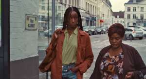 Rama dans les rues de Saint Omer avec la mère de l'accusée (Adama Diallo Tamba). DR