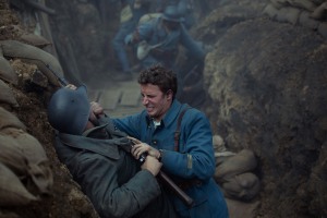 Le lieutenant Chambeau (Jonas Bosquet) se bat dans la tranchée.