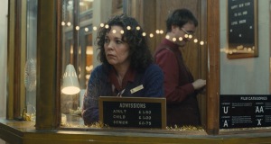 Hilary (Olivia Colman) à la caisse de l'Empire. DR