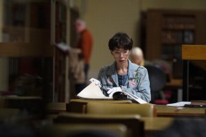 Philippa Langley (Sally Hawkins) en pleine recherche. DR