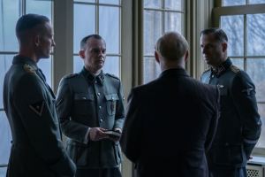 Reinhard Heydrich (Philipp Hochmair) discute avec ses hommes de main. DR