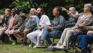 Yannick (Vincent Macaigne, au centre) et les résidents.