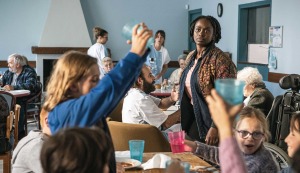 Les scolaires et leur enseignante (Aïssa Maïga) à l'Ehpad.