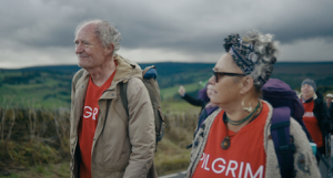 "L'improbable voyage...": Harold Fry (Jim Broadbent) en chemin. DR