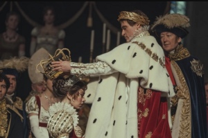 L'empereur couronne Joséphine de Beauharnais (Vanessa Kirby). DR