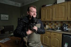 TJ (Dave Turner), un homme épuisé, et son chien Marra. DR