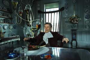 Godwin Baxter (Willem Dafoe), un médecin aimant. DR