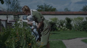 Hedwig (Sandra Hüller) dans son jardin. DR