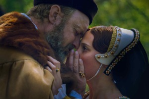 Henri VIII (Jude Law) et son épouse (Alicia Vikander). DR