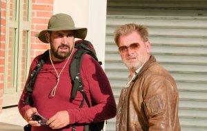 "Un p'tit truc...": Sylvain (Artus) et Orpi (Clovis Cornillac). DR