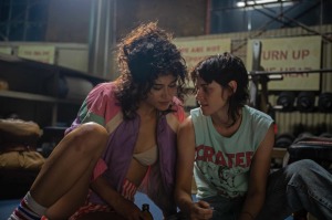 "Love Lies..." Jackie (Katy O'Brian) et Lou (Kristen Stewart). DR