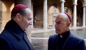 Thomas Lawrence et le cardinal Bellini (Stanley Tucci). DR