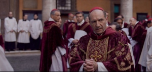 Le doyen Lawrence (Ralph Fiennes) chargé d'organiser le conclave. DR