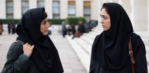 Nassrin (Mina Kavani) et Azar, deux femmes contraintes au hijab. DR