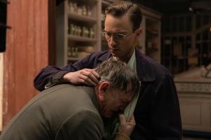 "Queer": Lee dans les bras d'Eugene (Drew Starkey). Photos Yannis Drakoulidis