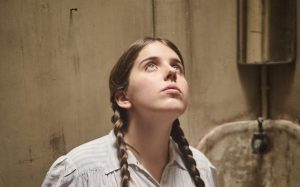 "La vie...": Tauba (Violette Guillon) regarde le ciel.
