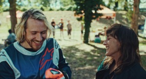 "Partir...": Raphael (Bastien Bouillon) retrouve Cécile (Juliette Armanet). DR