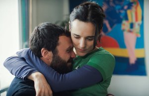 "Différente": Thibaut Evrard et Jehnny Beth. DR