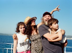 "L'aventura": Une famille en Sardaigne. DR
