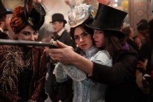 "Dracula": Vlad retrouve Mina (Zoë Bleu) sous le regard de Maria (Matilda de Angelis). DR