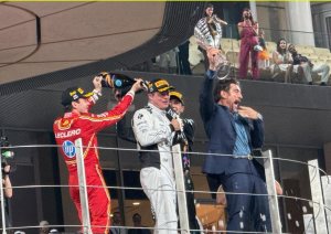 "F1": Sonny et Ruben (Javier Bardem) fêtent le titre. DR