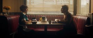 "Last Stop..." Charlotte (Jocelin Donahue) et le représentant (Jim Cummings). DR