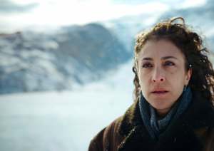 "7 jours": Vishka Asayesh incarne la combattante Maryam. DR