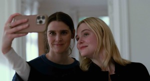 Agnès Borg (Inga Ibsdotter Lilleaas) et Rachel Kemp (Elle Fanning).