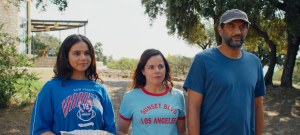 "Classe...": Les Azizi (Mahia Zrouki, Laure Calamy, Ramzy Bedia). DR