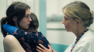 "Dans l'intérêt...": Rebecca (Anamaria Vartolomei) et son petit garçon face à Julie.