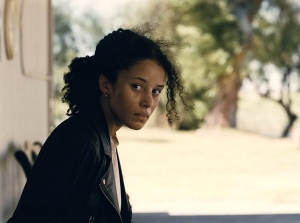 Willa (Chase Infiniti), une adolescente pourchassée. DR