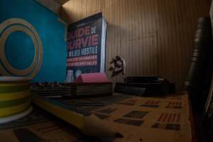 "L'homme...": dans un environnement hostile. DR