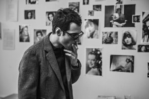 Jean-Luc Godard (Guillaume Marbeck) dans les bureaux des Cahiers du cinéma.