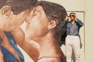 George Fahmy (Fares Fares) devant les studios qui affichent son effigie.