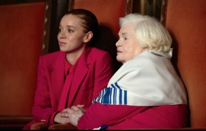 "Eleanor...": Nina (Erin Kellyman) et Eleanor Morgenstein (June Squibb). DR