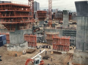 "L'inconnu...": Mitterrand (Michel Fau) en visite sur le chantier. DR
