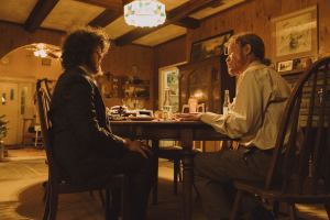 Don (Aidan Belbis) et Teddy (Jesse Plemons) dans leur maison.