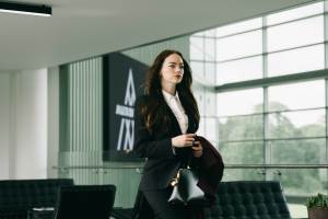 Michelle Fuller (Emma Stone) dirige un grand groupe pharmaceutique.