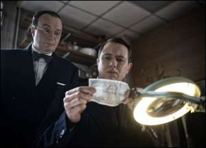 Le commissaire Mattei (Bastien Bouillon) et un Bonaparte contrefait.