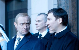 Baranov au côté du "Tsar" (Jude Law)