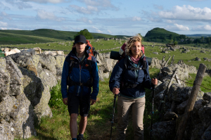 "Compostelle": Adam (Julien Le Berre) et Fred (Alexandra Lamy).