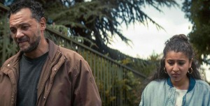 "L'abandon": Un père (Nedjim Bouizzoul) et Bachira, sa fille (Emma Boumali). Photos Guy Ferrandis 