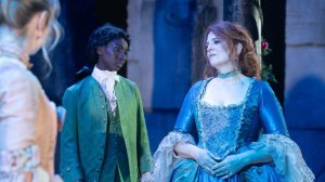 "L'objet...": Cora/Chérubin (Eye Haïdara) et Hannah/la comtesse (Agnès Jaoui). DR