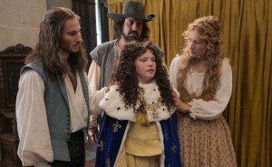 "Les caprices...": Molière (Nemo Schiffman), Savinien (Artus) et Madeleine Béjart (Julia Piaton) avec Louis (Niels Hamel-Brochen).