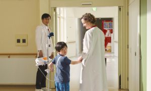 "L'illusion...": Corry (Vicky Krieps) et un jeune patient. DR