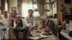 "Notre histoire...: Ahmed (Amir El-Masry, au centre) et sa famille devant la télé. DR