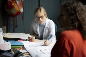 "La vie...": Gabrielle Conti (Léa Drucker) à l'hôpital. DR