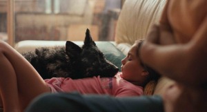 "Quelques mots...": Abigaëlle (Ella Bedoucha) et le chien Vanille. DR