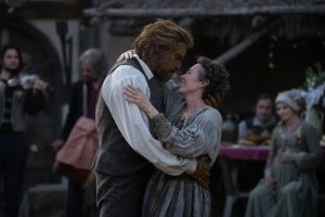 "Wicker": l'homme en osier (Alexander Skarsgård) et la pêcheuse (Olivia Colman). DR